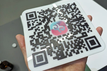 УФ-печать QR-кода на акриловом стекле
