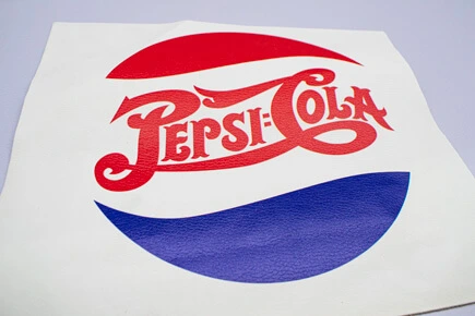 Логотип Pepsi-Cola, выполненный печатью на коже