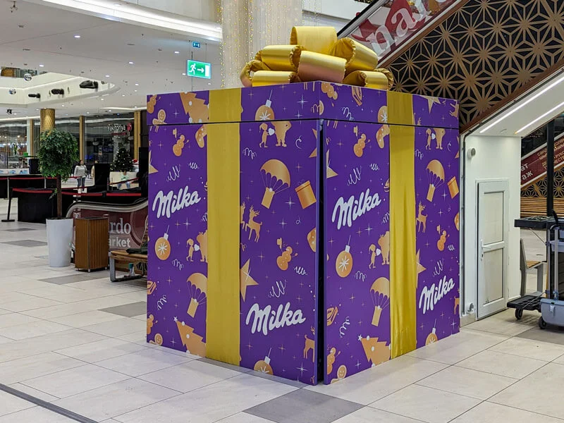 Новогодняя фотозона Milka в виде подарка