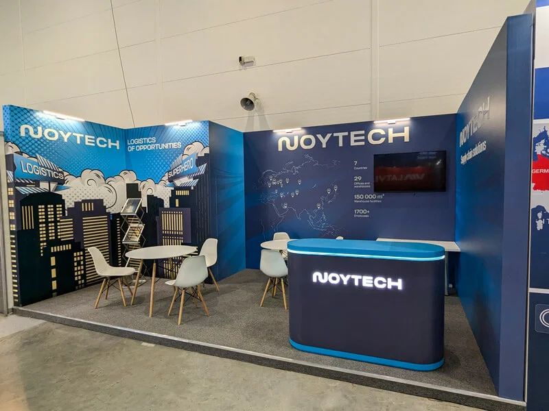 Стенд Noytech на выставке с ресепшеном и экраном