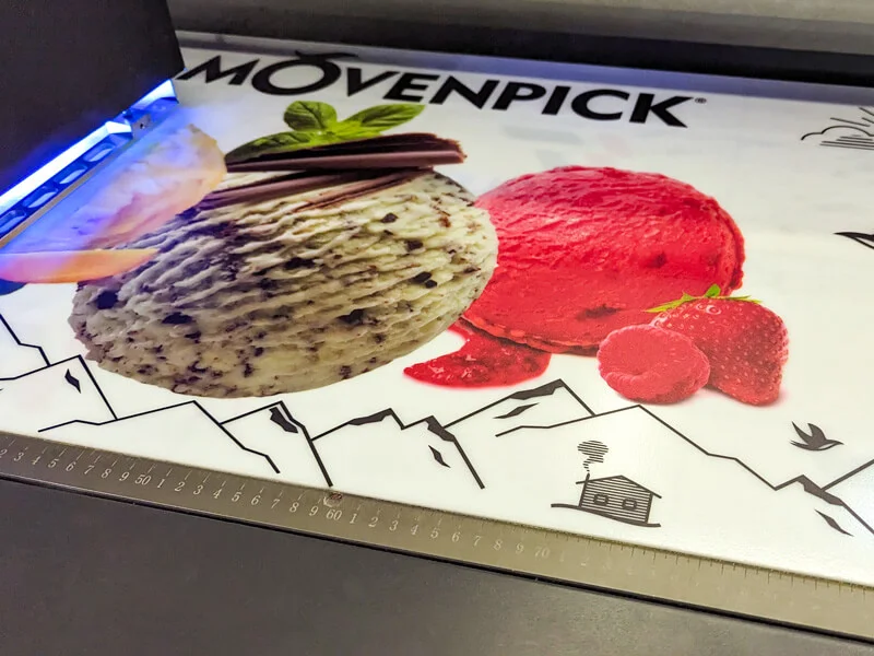 Насыщенная УФ-печать на акриле для Mövenpick