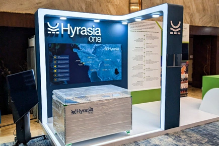 Стенд компании Hyrasia One с картой и подсветкой