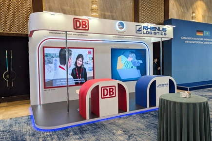 Промо-стенд DB и Rhenus Logistics с экранами
