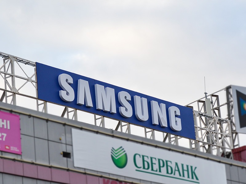 Световая вывеска Samsung на крыше