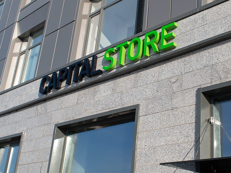 Рекламная фасадная вывеска Capital Store