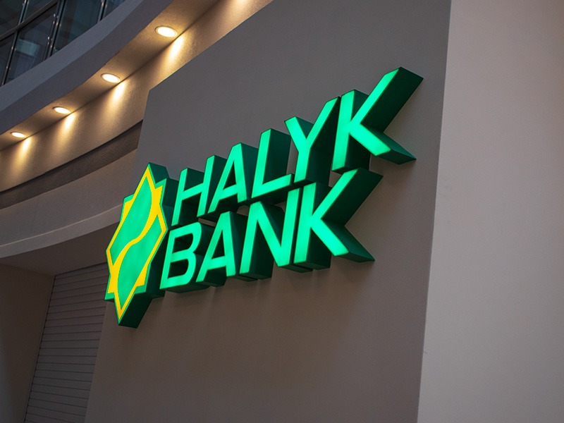 Интерьерная вывеска Halyk Bank